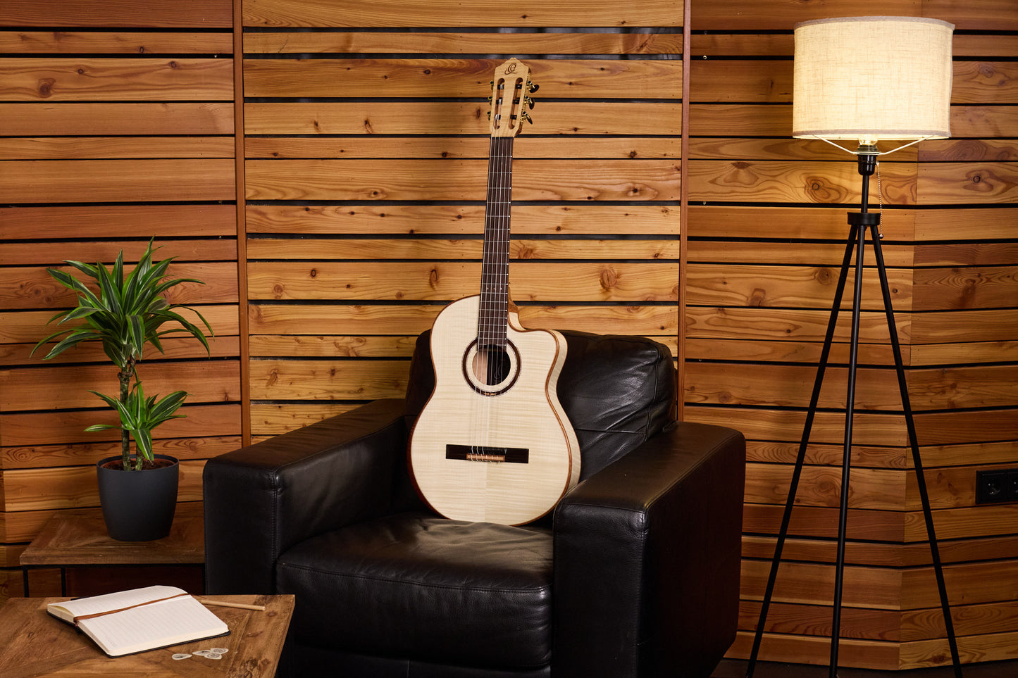 BRIDESUITECE ORTEGA The Private Room 4/4 Konzertgitarre 6-String - Natural + Gigbag